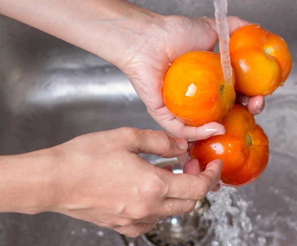 Wassen van tomaten — Stockfoto