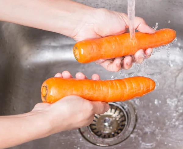 Karottengemüse waschen — Stockfoto