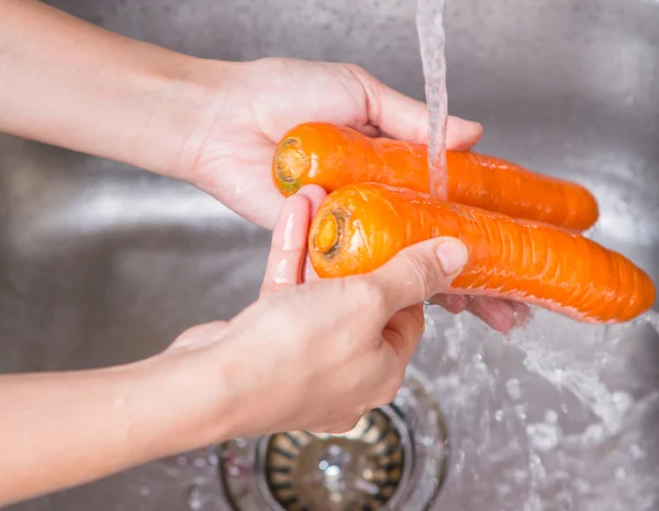 Karottengemüse waschen — Stockfoto