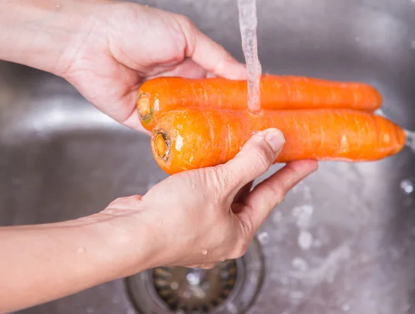 Washing Carrot Vegetables — Stock Photo, Image