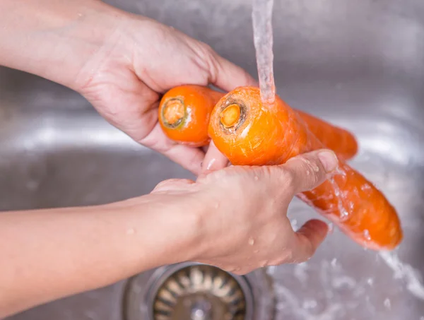 Vasking av gulrotgrønnsaker – stockfoto