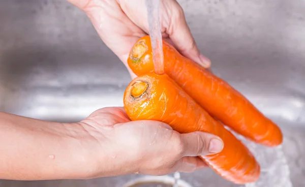 Laver les légumes à la carotte — Photo