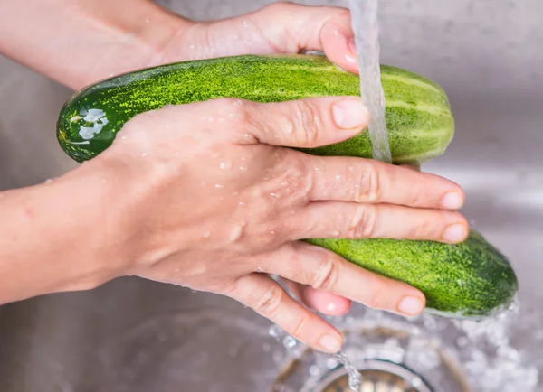 キュウリの野菜を洗う — ストック写真