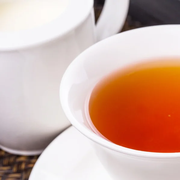 Tazza di tè, brocca di latte e zucchero — Foto Stock
