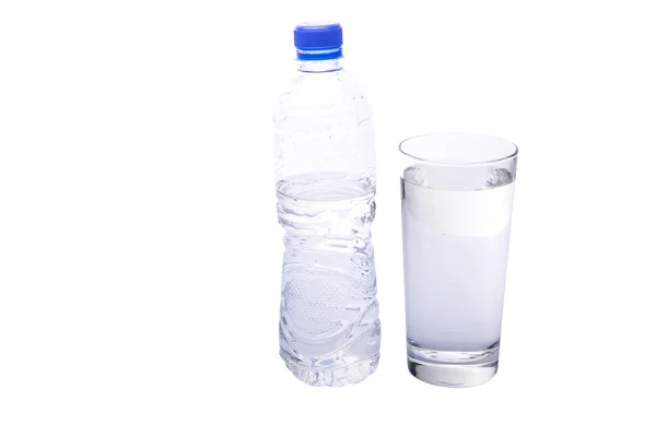 Vasos con botella de agua mineral — Foto de Stock