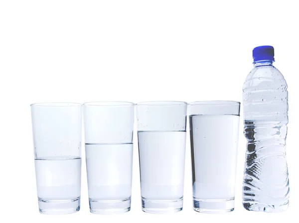 Glazen met fles mineraal water — Stockfoto