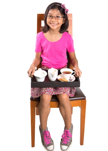 Pequeña chica asiática bebiendo té whit pleasure — Foto de Stock