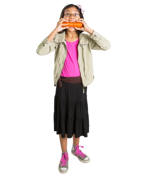 Menina comendo cenoura — Fotografia de Stock