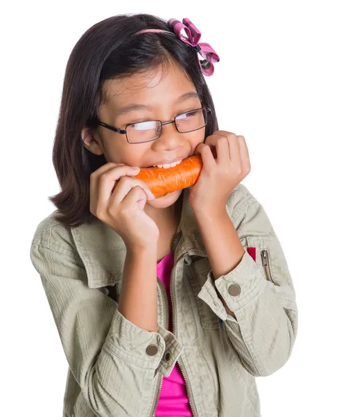 Menina comendo cenoura — Fotografia de Stock