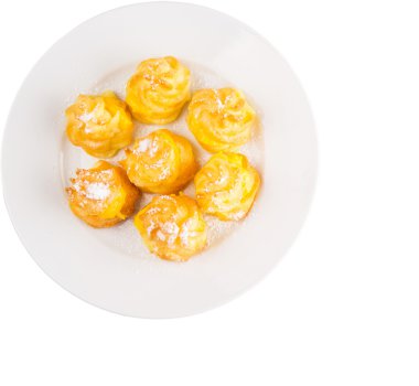 Beyaz bir plaka üzerinde ev yapımı krem puf