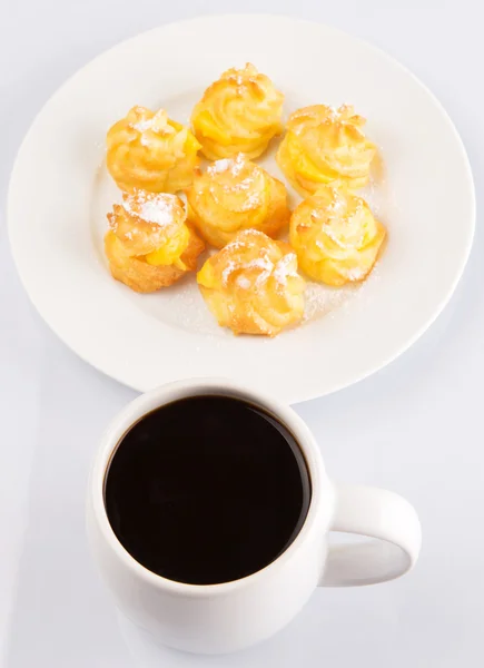 Hausgemachter Windbeutel und Kaffee — Stockfoto