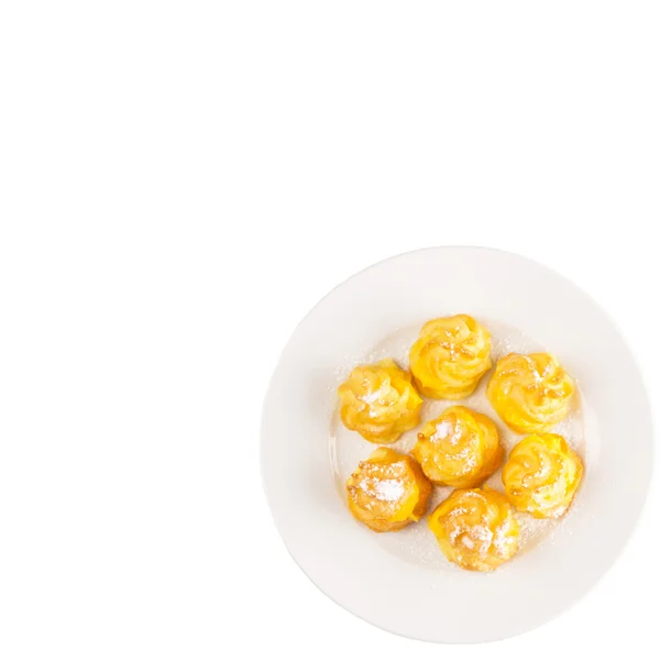Hecha en casa hojaldre de crema en un plato blanco — Foto de Stock