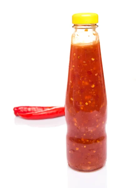 Verse chili en gebotteld chili saus — Stockfoto