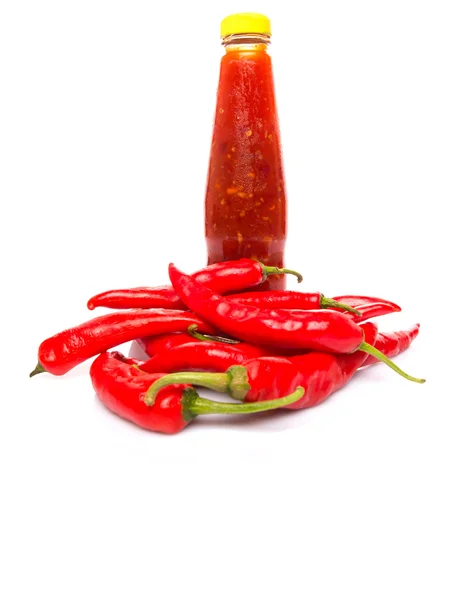 A bottle of chillie sauce and fresh chilli — Stock Photo, Image