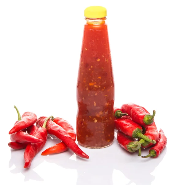 Eine Flasche Chilisoße und frische Chilischote — Stockfoto