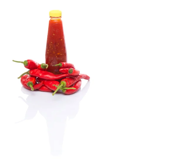 병 chillie 소스와 신선한 고추 — 스톡 사진