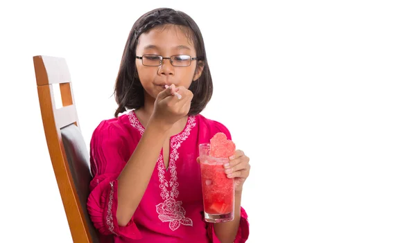 Маленькая девочка пьет арбузный коктейль — стоковое фото