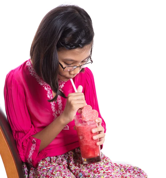 Kleines Mädchen trinkt Wassermelonen-Cocktail — Stockfoto