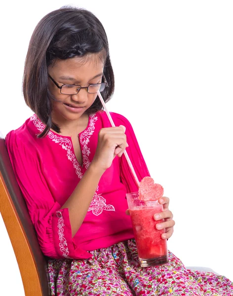 Kleines Mädchen trinkt Wassermelonen-Cocktail — Stockfoto