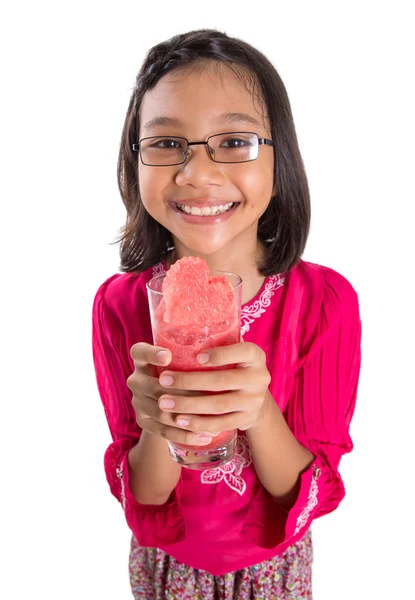 Маленькая девочка пьет арбузный коктейль — стоковое фото