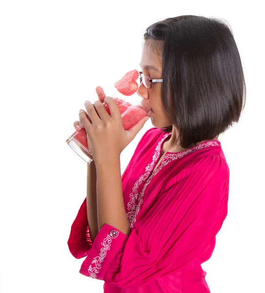 Malá dívka nápoj meloun koktejl — Stock fotografie
