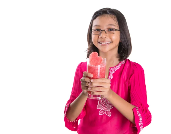 Liten flicka drink vattenmelon cocktail — Stockfoto
