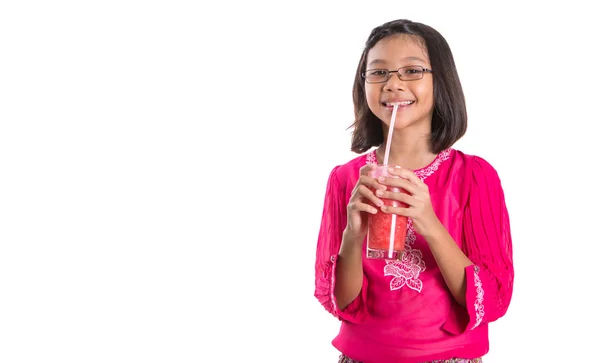 Kleines Mädchen trinkt Wassermelonen-Cocktail — Stockfoto