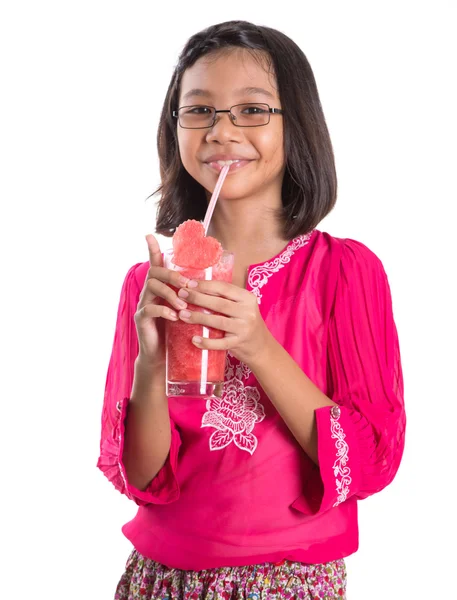 Kleines Mädchen trinkt Wassermelonen-Cocktail — Stockfoto