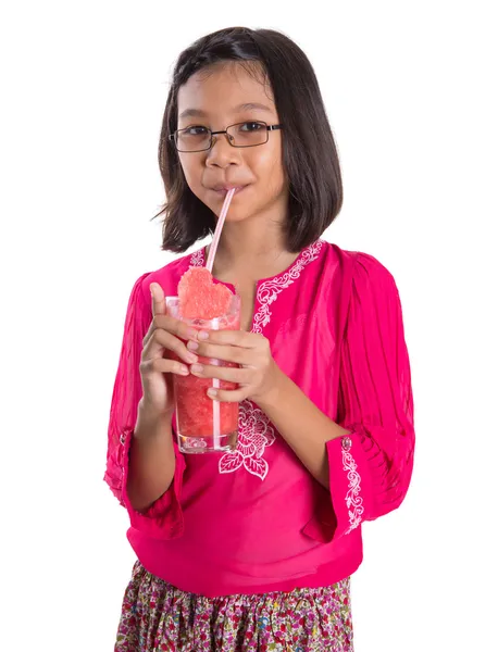 Kleines Mädchen trinkt Wassermelonen-Cocktail — Stockfoto