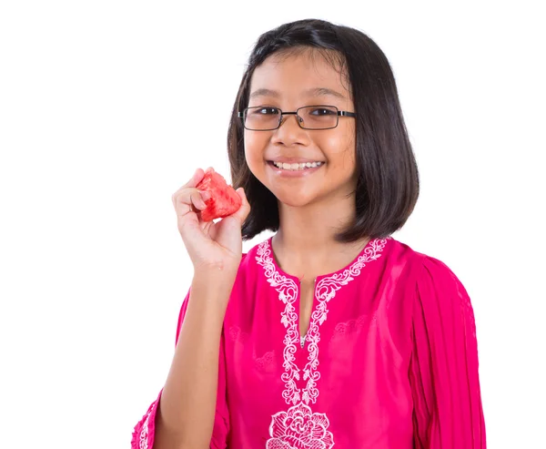 Kleines Mädchen mit einem roten Herz aus Wassermelone — Stockfoto