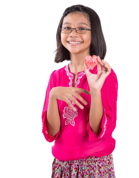 Kleines Mädchen mit einem roten Herz aus Wassermelone — Stockfoto
