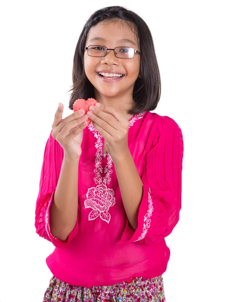 Kleines Mädchen mit einem roten Herz aus Wassermelone — Stockfoto