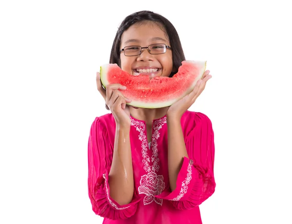 Kleines Mädchen isst Wassermelone — Stockfoto