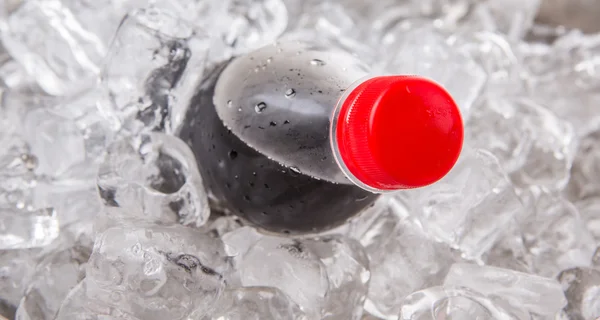 Napoje typu cola z kostkami lodu — Zdjęcie stockowe