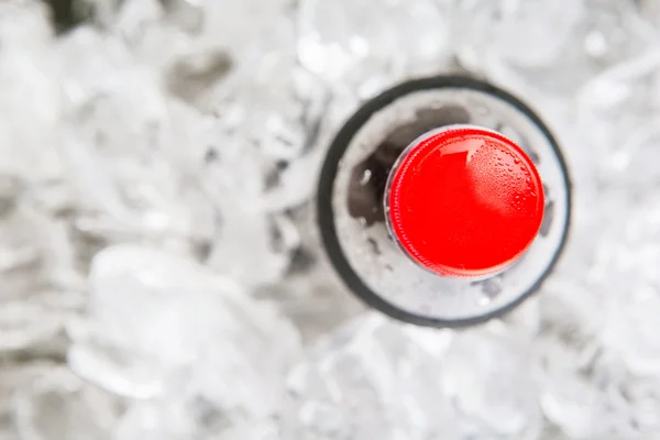 Bebidas de cola con cubitos de hielo — Foto de Stock