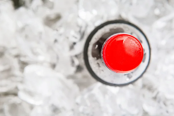 Bebidas de cola com cubos de gelo — Fotografia de Stock