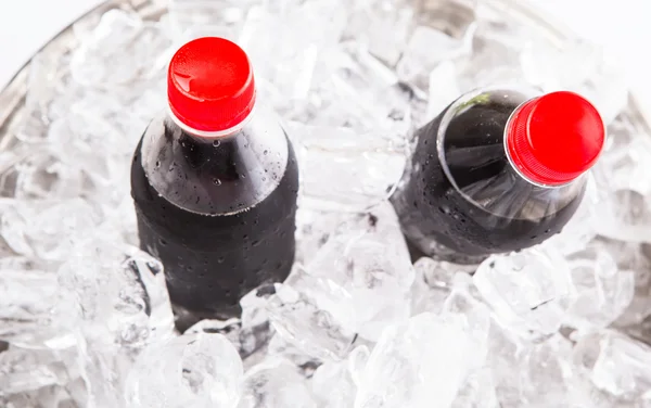 Bevande di cola con cubetti di ghiaccio — Foto Stock