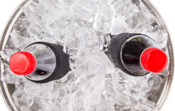 加冰块的可乐饮料 — 图库照片