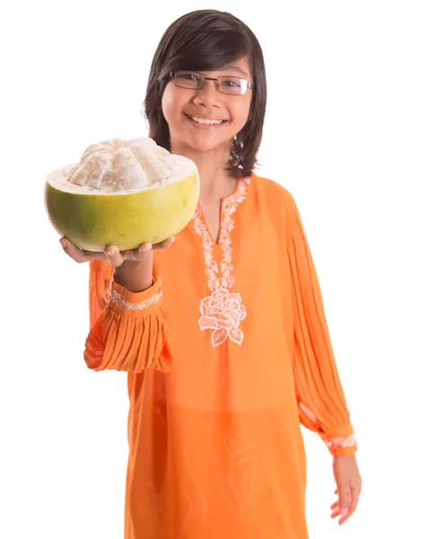 Malaysiska-flicka och pomelo frukt — Stockfoto