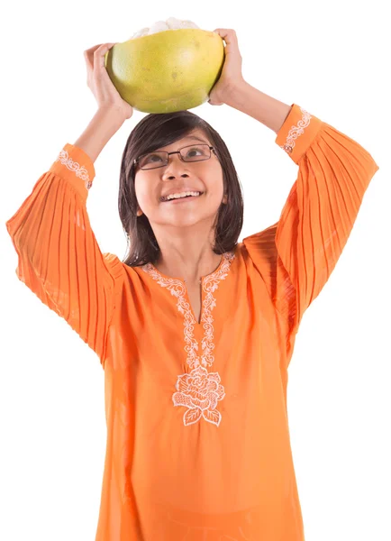 Malajski-dziewczyna i pomelo owoców — Zdjęcie stockowe