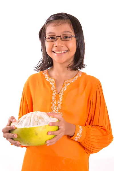 Malaysiska-flicka och pomelo frukt — Stockfoto