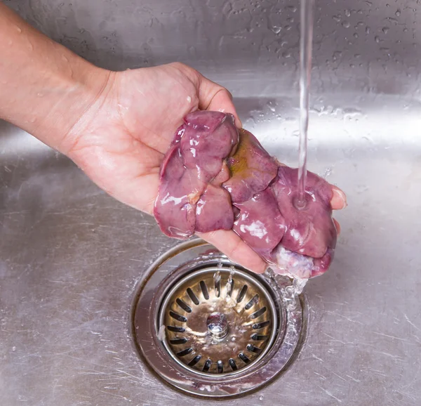 Cleaning Chicken Liver — Stock Photo, Image