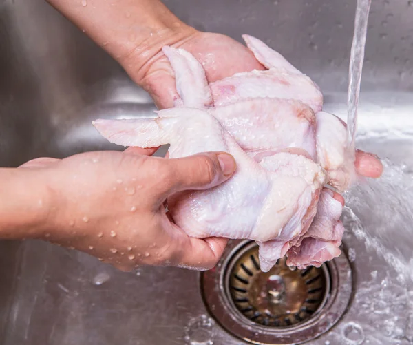 Cleaning Chicken Wings — Stock Photo, Image