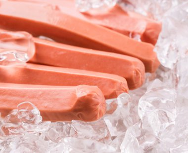 buz küpleri ile sosis