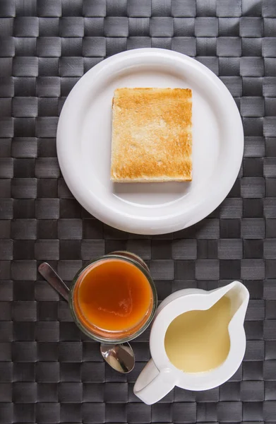 차와 케이크와 맛 있는 크림 — 스톡 사진