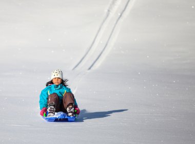 St cergue, nyon, İsviçre, 25 Aralık 2011. küçük bir kız zevk gezisi