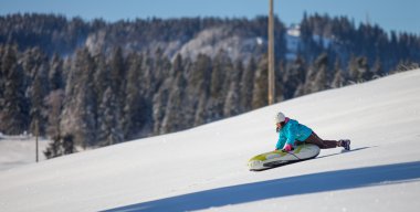 St cergue, nyon, İsviçre, 25 Aralık 2011. küçük bir kız zevk gezisi