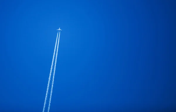 Avión volando en el cielo azul — Foto de Stock