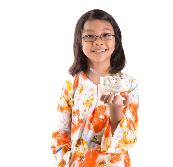 Молодая девушка с миской мороженого — стоковое фото