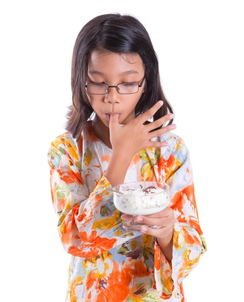 Giovane ragazza con una ciotola di gelato — Foto Stock